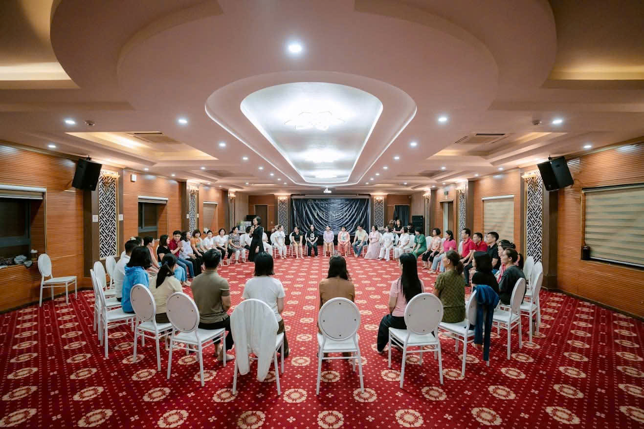 Chuẩn bị không gian cho chương trình — hình ảnh thực tế do Ngọc Miyuki cung cấp